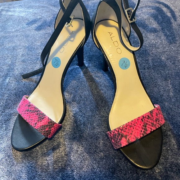 Beautiful high heels with a Hot print, never worn, Aldo 7 1/2 size - Picture 2 of 6